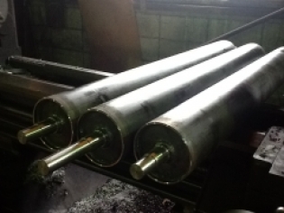 【段ボール機械用ロール・表面処理の大和工業所】コンベアーロール(SGP使用)